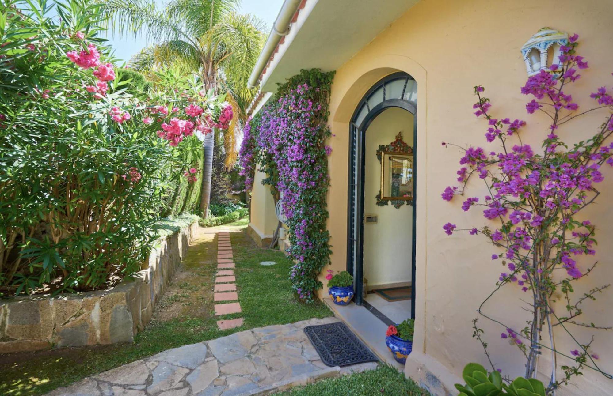3088 Luxury Oasis Villa
